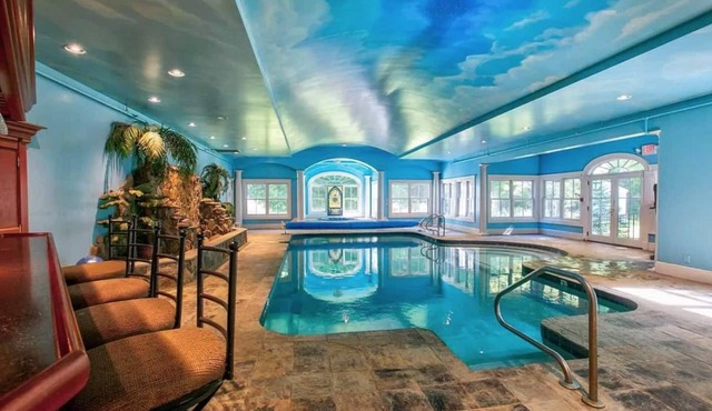 Large Home w/Game Room, Pool, 2 Hot Tubs, Theater