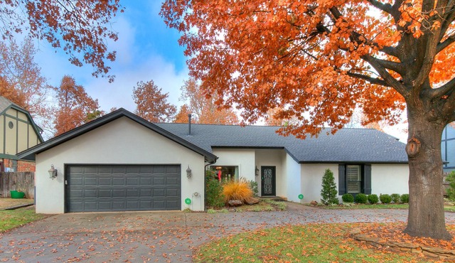 Large home w/ Swimming Pool & Outdoor Kitchen