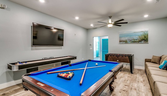 LARGE HOME w HUGE KITCHEN sleeps 50+huge pool+cinema+game room 1min to the SAND