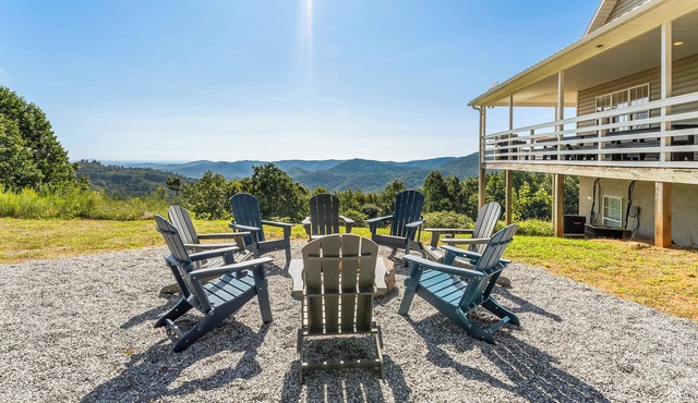 Large Home w wraparound porch/Amazing View/Hot Tub/Fire Pit