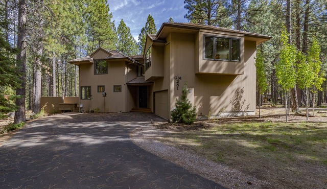 Large home with Hot Tub & Game Room close to Glaze Meadow Recreation Center.