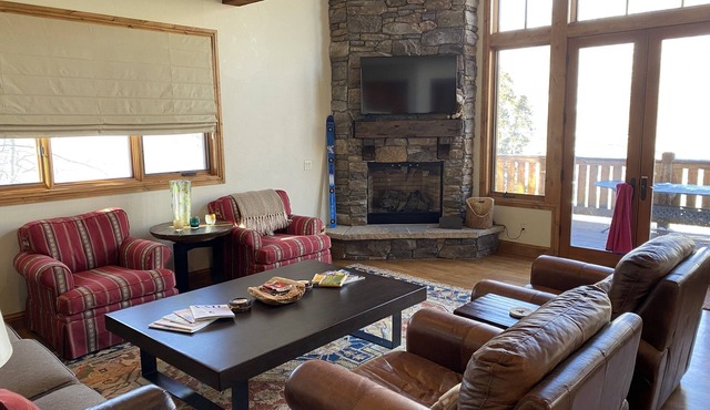 Large home with 2 living spaces and a loft! Close to mountain and stores.
