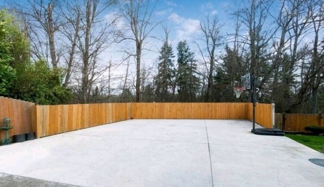 Large Home with Extended Driveway Minutes from the Puyallup State Fair