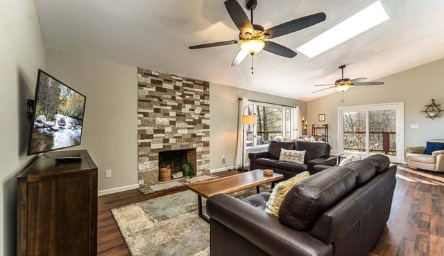 Large Home with Mountain Views, sleeps 10