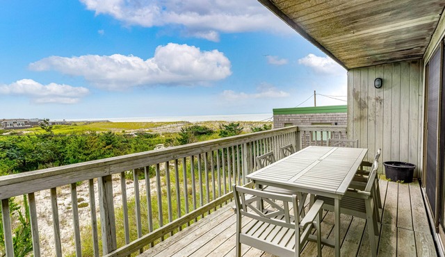 Large Home with Ocean Views, Fireplace, and Gas Grill - Dogs Welcome