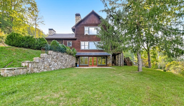Large home with river access, fireplace & covered porch - nearby fishing
