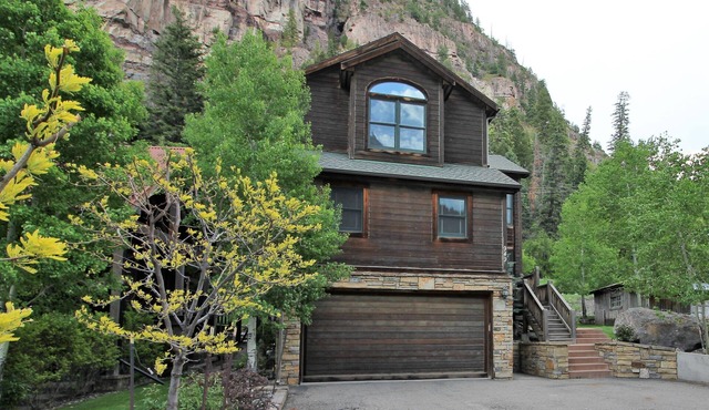 Large Home1blk to Hot Springs Pool, wraparound deck, Cinema Room, parking for 7