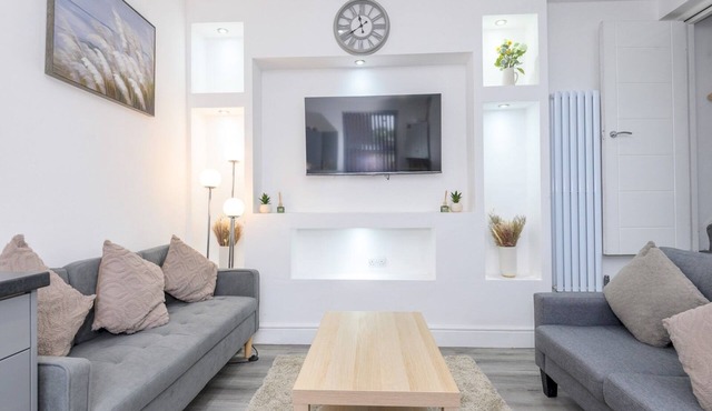 Large & Homely Retreat in Leeds | Pass the Keys