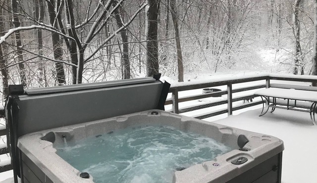 Large hot tub on large deck, close to golf courses, state parks, and wineries!