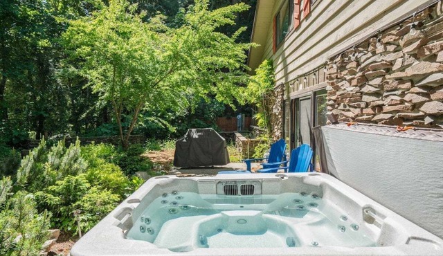 Large Hot Tub & Two Gamerooms for twice the fun!