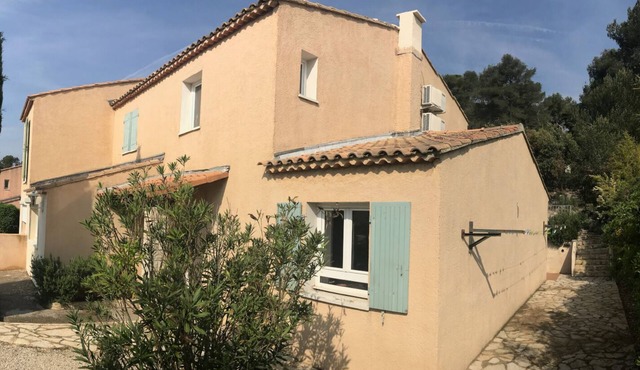 Large house 15 min from Aix en Provence and 30 min from Marseille and the beaches.