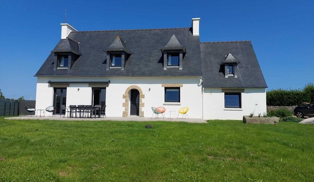 Large house 200m2 seaside 12 pers. with jacuzzi 300 meters from the beach