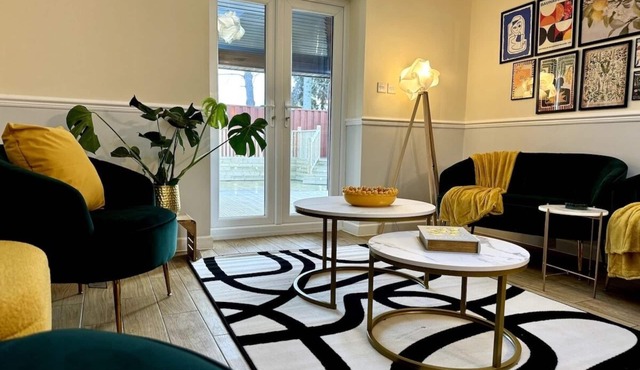 Large House 21 Guests | 8 Bedroom/13 bed & Firepit