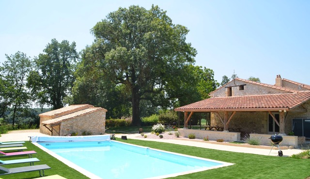 Large house 230m², 16 pers, private heated pool, 6000m² in the countryside