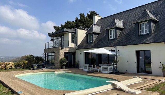 Large house 5 bed. 2bth., heated pool and seaview, ideal family with children