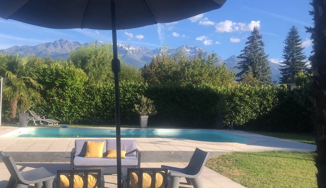 Large house 9P + C 200m² with individual swimming pool, beautiful view of mountains