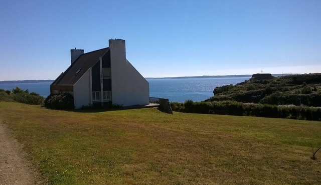 Large house above the sea with direct access to the beach and the sea