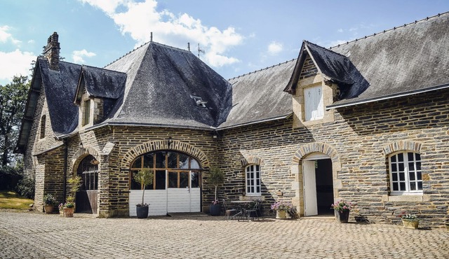 Large house and ballroom located on a private estate, swimming pool, tennis court.