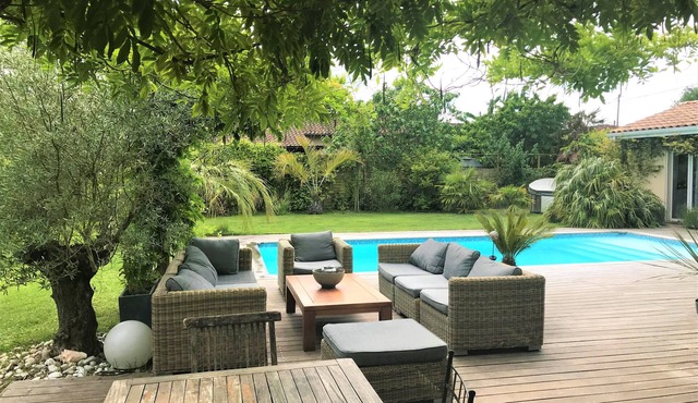 Large house between Bordeaux and Bassin d'Arcachon, jacuzzi, heated pool.