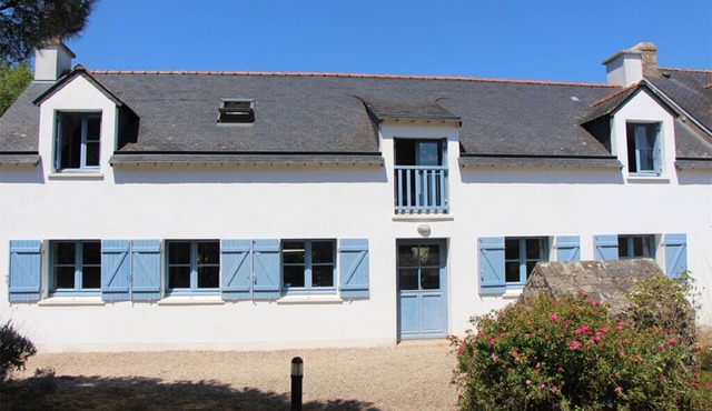 Large house between sea and countryside