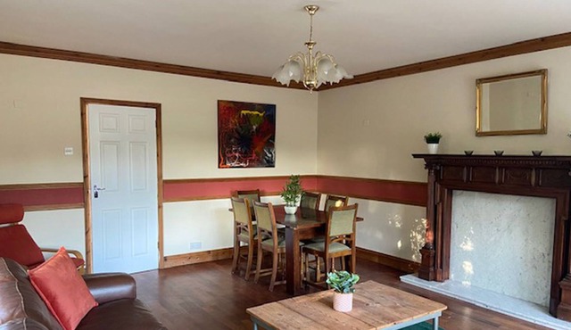 LARGE HOUSE - CONTRACTORS - CLOSE TO M1