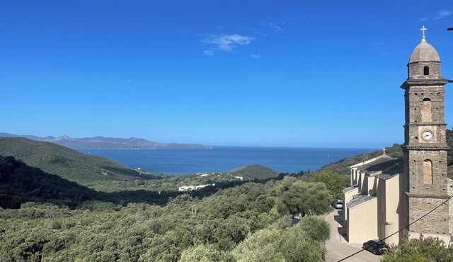 Large house facing the sea, close to the beach