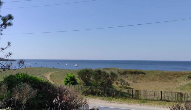 Large house facing the sea.