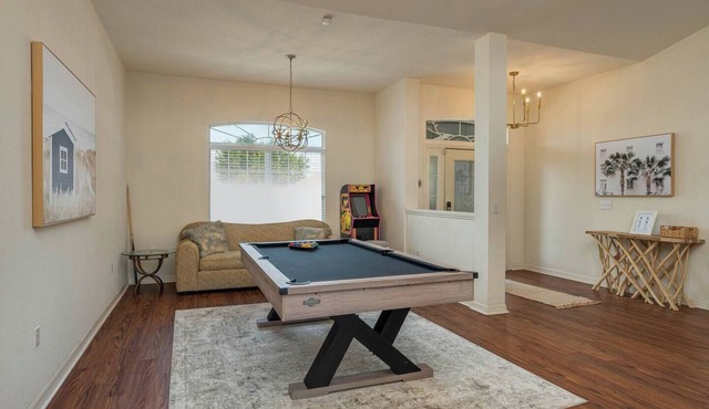 Large House, Fireside Hot Tub, King Bed Suite