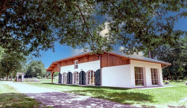 Large house for 12 in the forest bordering a lake