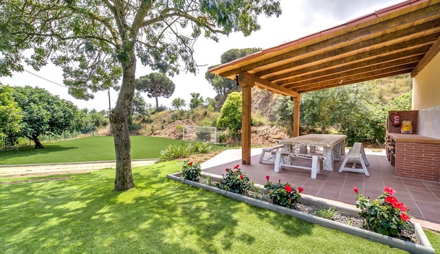 Large house for 18 pax, pool and private garden. Free WIFI. Ideal group of young people or families. Vivalidays Can Palomo.
