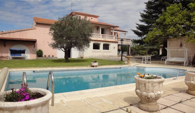 Large house for 2 to 8 people with private pool