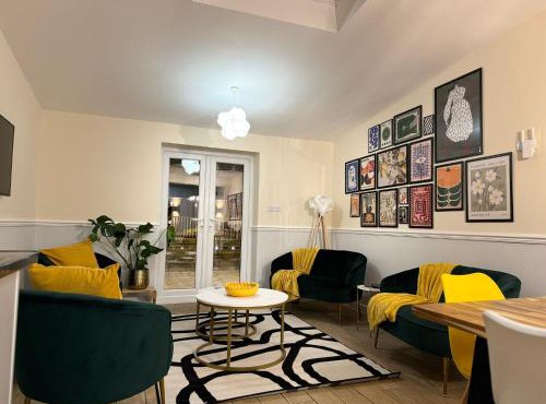 Large House for 21 - Nottingham City