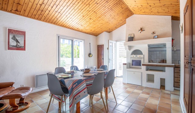 Large house for 6 people - 300m from the beach