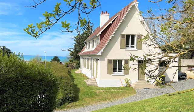 Large house with sea view, 200 m², garden & woods, beach 8 minutes away on foot