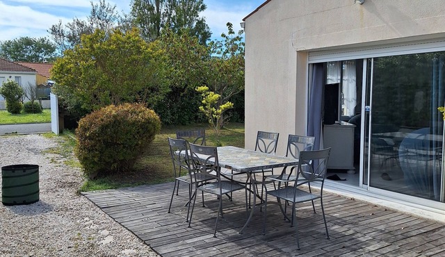 LARGE HOUSE + COVERED SWIMMING POOL 10mn from the beach