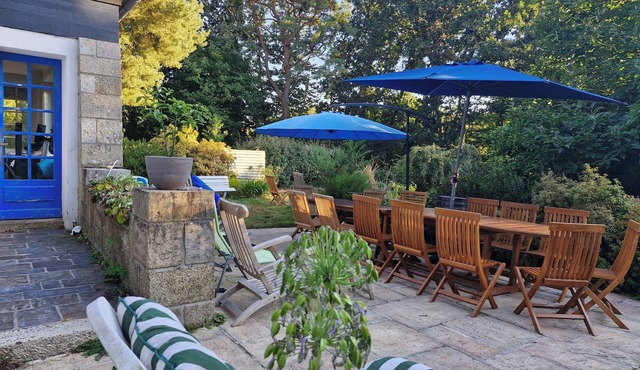 large house on wooded grounds, close to the sea, private tennis court; piano