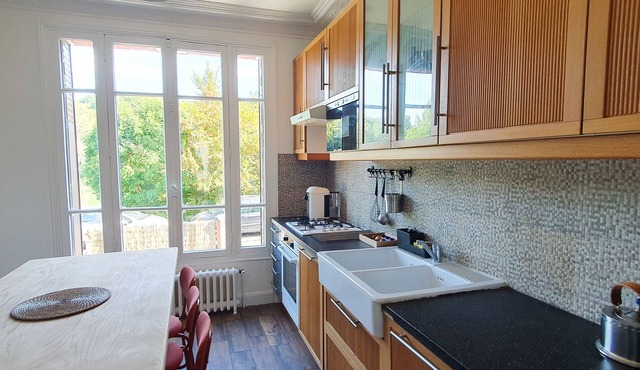 Large house on the edge of a pond 20 minutes from Paris