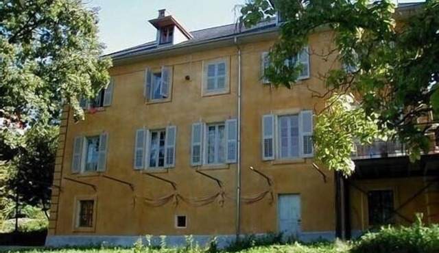 Large house from Savoy in a magnificent park between lake and mountains