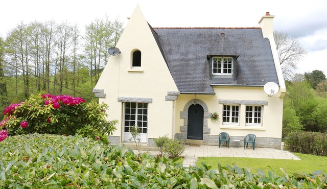 Large house & garden, Starlink WiFi, ideal for shops, walking, cycling & fishing