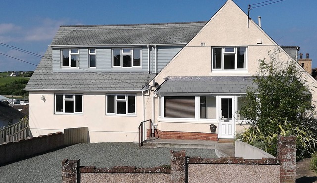 Large House in Bude, Cornwall, Sleep18, Quiet Location, Just 10min Walk To Beach