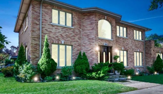 Large house in Chicago suburbn