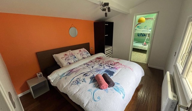 Large house in Le Plessis-pâté for 10 people. Only 35 km from Paris.