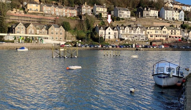 Large House in Looe, Near Beach and Bars with Great Views, Free Parking and Free Access to a Nearby Indoor Swimming Pool