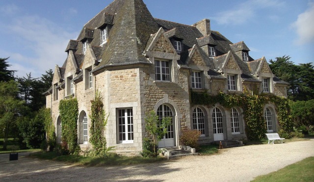 Large house in private park, walking distance to the sea, sleeps 15