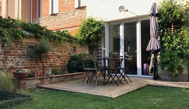 Large house in the city center, garden, garage.