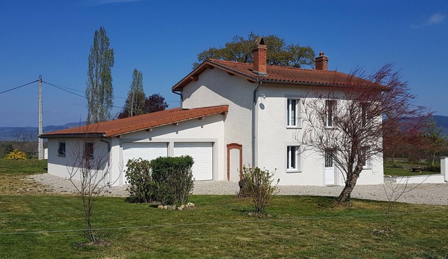 LARGE HOUSE IN THE COUNTRY
