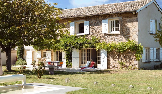 Large house in the vineyards, with character and a large secure swimming pool