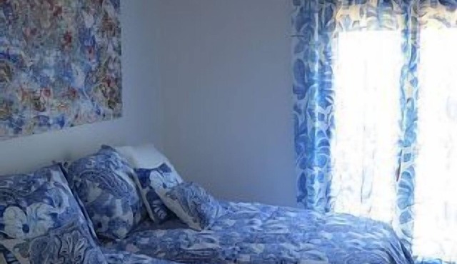 LARGE HOUSE + LOCAL 22 PEOPLE IN COUNTRYSIDE PLENTY OF ROOM FOR RUNNING AND PETS