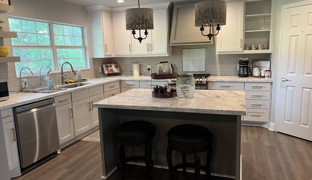 Large House minutes from the Ranch!