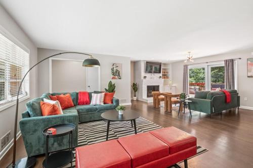 Large House Near Truist Field 15 mins to ATL and Six Flags